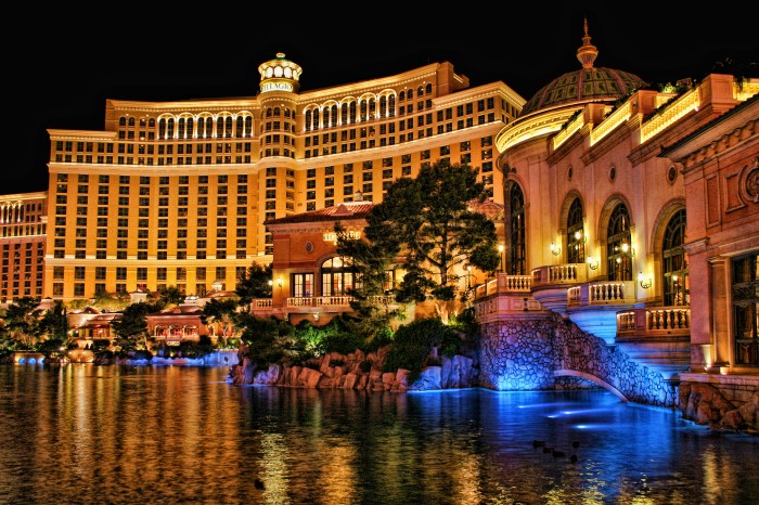 Bellagio casino hotel night vegas las resort file wikipedia resorts lake nevada international